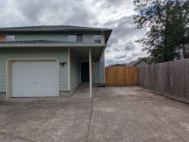 Foto del edificio - 2-Story, 3-Bedroom, 1.5-bath Duplex In Springfield!