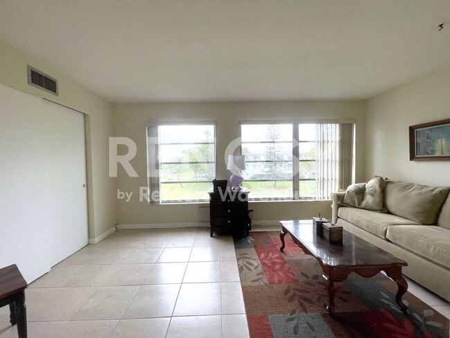 Building Photo - Top Of The World - 3rd Floor, Furnished 1 Bed/1 Bath Condo For Long Term