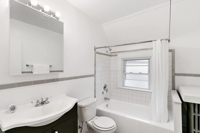 Building Photo - 1108 Des Plaines Ave
