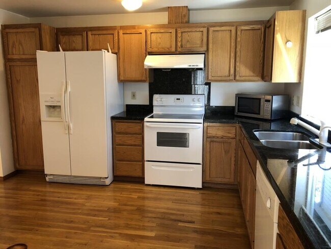 Building Photo - 5 bedroom in Seattle WA 98105
