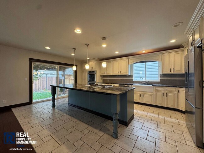 Foto del edificio - Spacious 4 Bed / 3 Bath Home with Loft, Fenced Yard & Covered Patio in Puyallup!