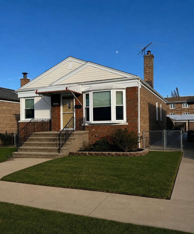 Building Photo - 5623 S Nagle Ave