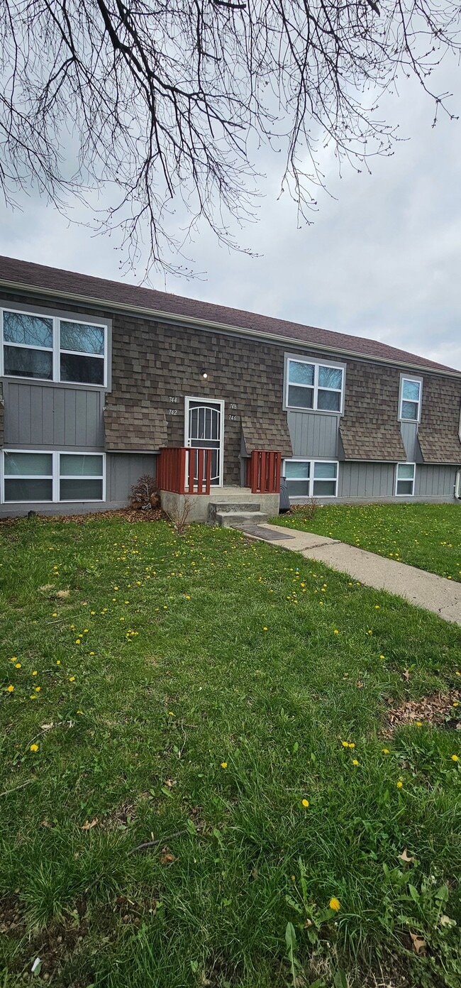 Building Photo - 744 N 70th St