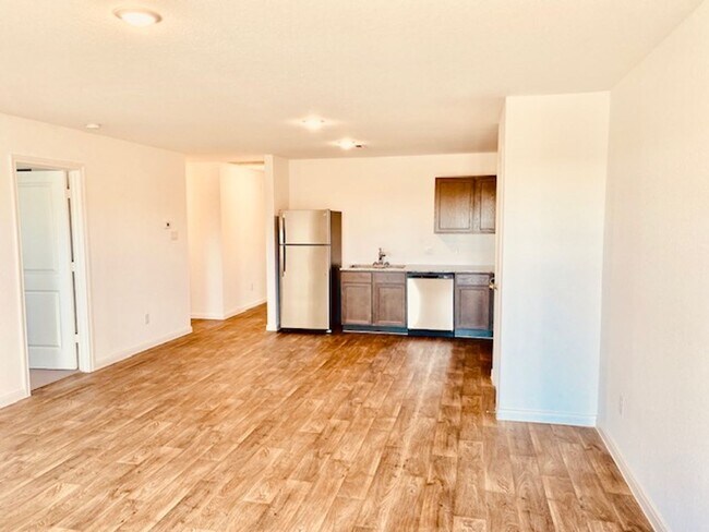 Foto del edificio - Beautiful Brand New 3 bedroom 2 bath lease...