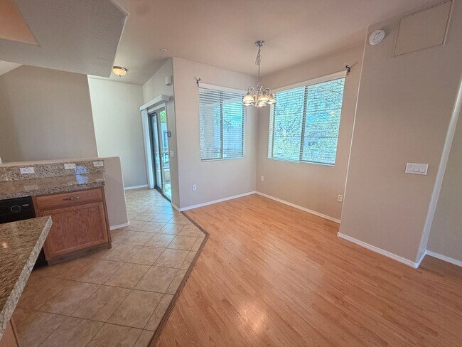 Foto del edificio - End Unit 2 bed/2.5 bath Town Home Ready 4 Move In!
