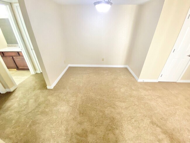 Foto del edificio - 1ST FLOOR CONDO UNIT  1 BEDROOM/ 1 FULL BATH, LOCATED GUARD GATED COMMUNITY