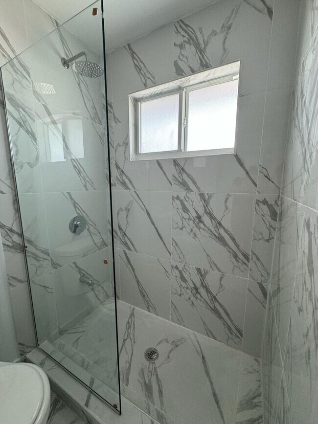 Foto del edificio - NEW Hardwood Floors - 2 Bed 1 Bath