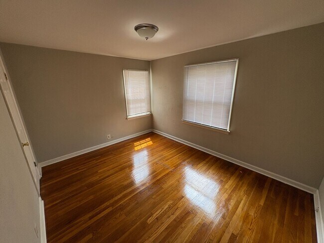 Building Photo - Fully Updated 2BR Ranch w/Finished Basement & Sunroom