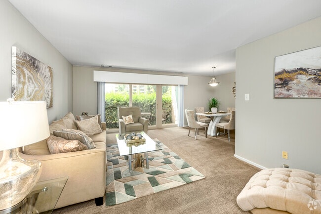 1BR, 1BA – 685SF - Living Room - Oakcrest Towers