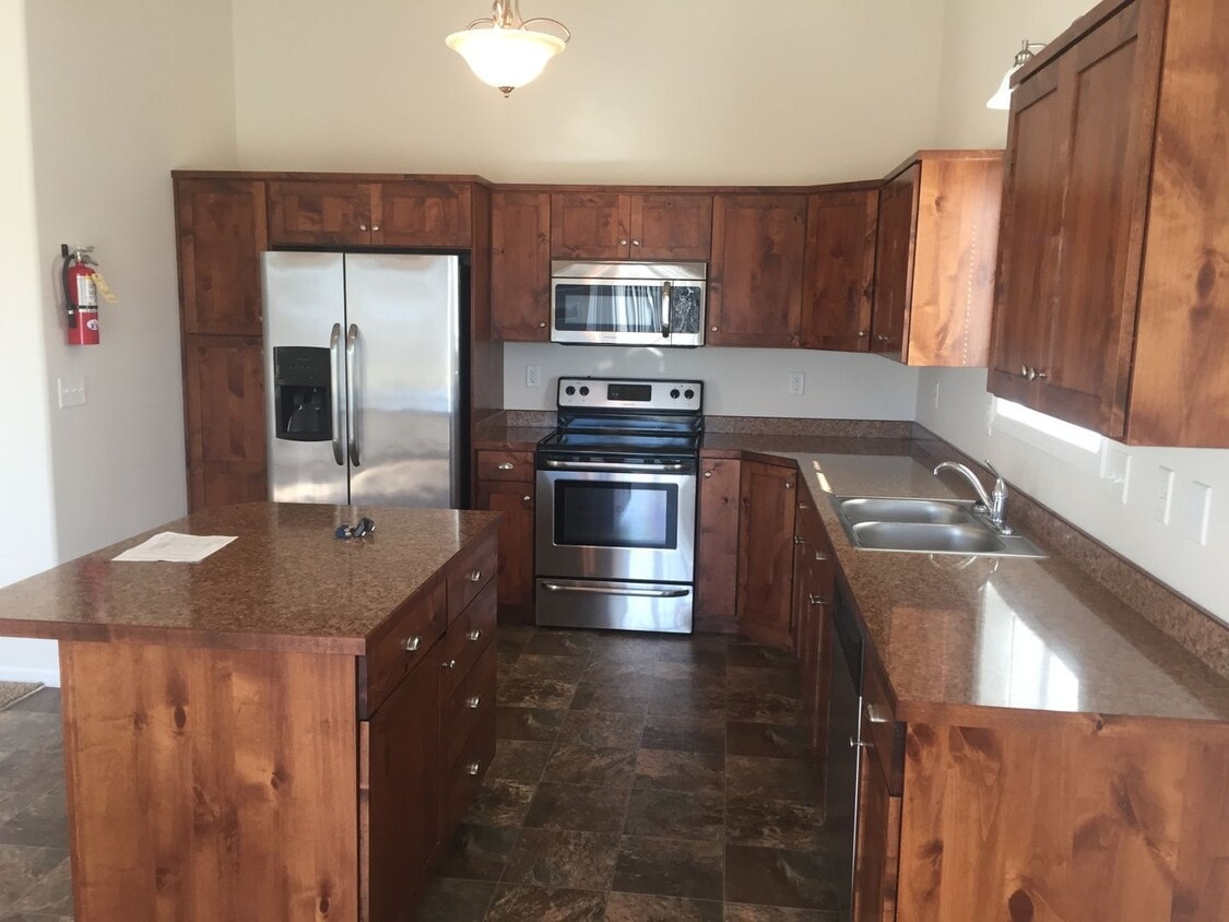 Building Photo - 3 Bed 3 Bath Single Family Home