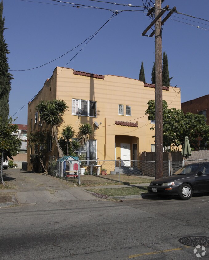 Primary Photo - 3611-3613 1/2 Bellevue Ave