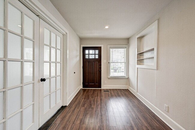 Building Photo - Stunning 1920´s Duplex located in the Hear...