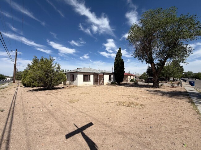 Foto del edificio - 2 Bedroom Single Story Home Available Near San Mateo Blvd NE & Constitution Ave NE!