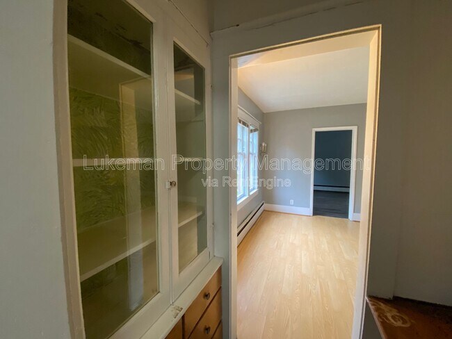 Building Photo - 513 Village St