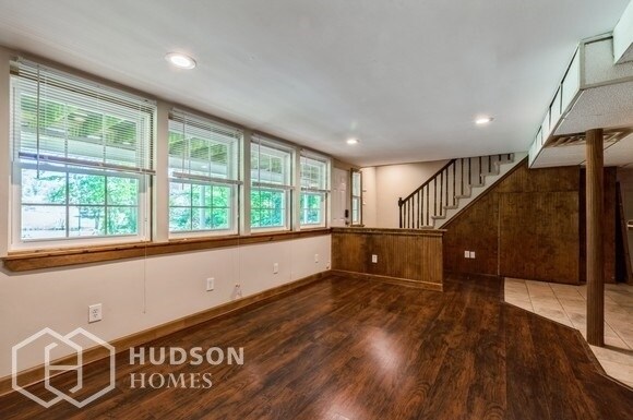 Building Photo - 541 Park Dr