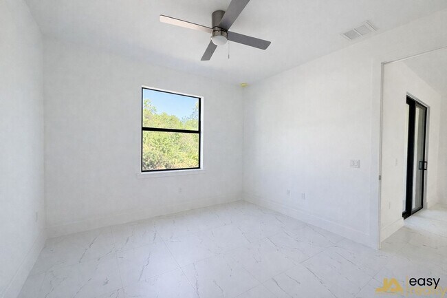 Foto del edificio - 1045 Jaguar Blvd