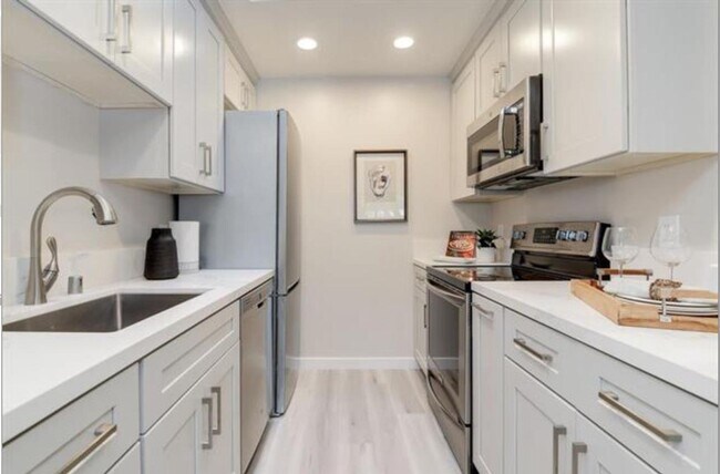 Foto del edificio - 1-Bedroom Unit with Parking in Mountain Vi...