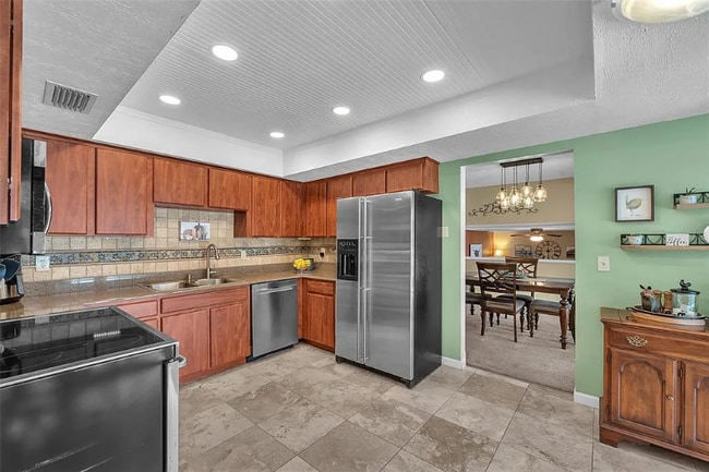 Building Photo - 617 Valley Hill Dr
