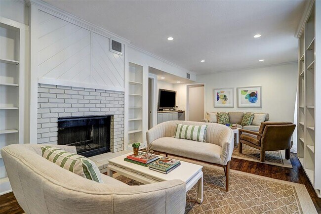 Building Photo - 2722 Sunset Blvd
