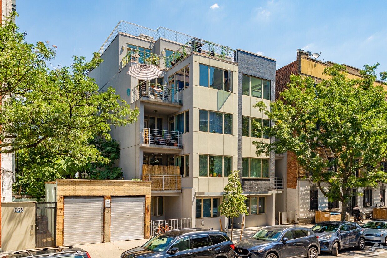 Primary Photo - 871 Bergen St