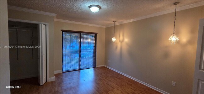 Foto del edificio - 1777 W 59th St