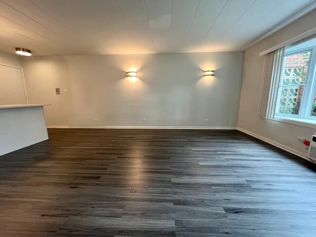 Building Photo - Spacious 4 Bed in Downtown La Grange | Parking Included | Pet Friendly