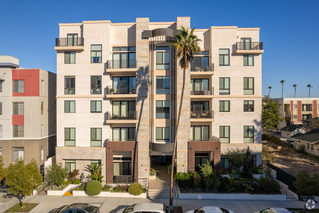 Building Photo - Kenwood Terrace