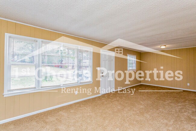 Building Photo - 409 20th Ave NE