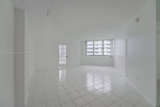 Building Photo - 801 Brickell Bay Dr