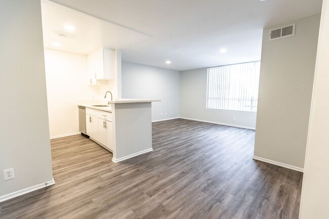 Interior Photo - 311 South New Hampshire Avenue