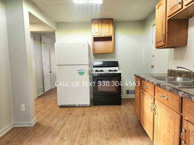 Building Photo - 147 Rhodes Ave