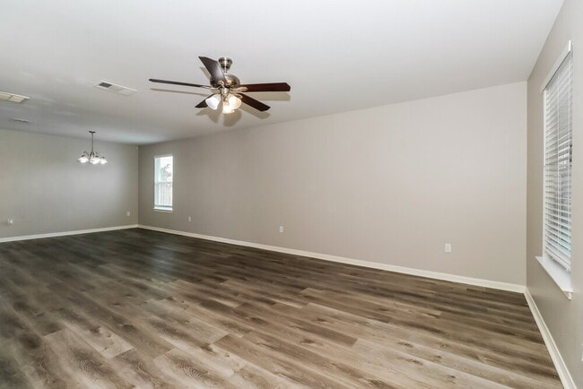 Building Photo - 388 Musgrav
