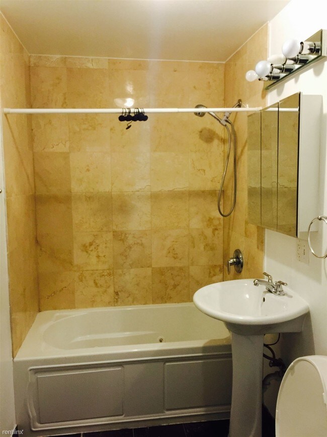Building Photo - 2 br, 2 bath  - 2704 W Arthur Ave Apt 3S