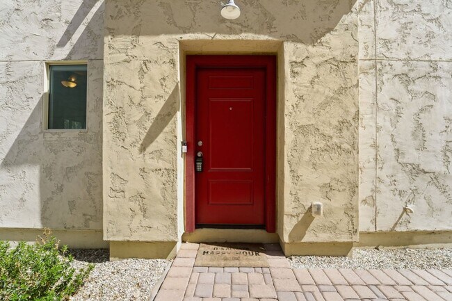 Foto del edificio - Stylish 2-bedroom, 2.5 bathroom townhouse in a desirable Phoenix location!