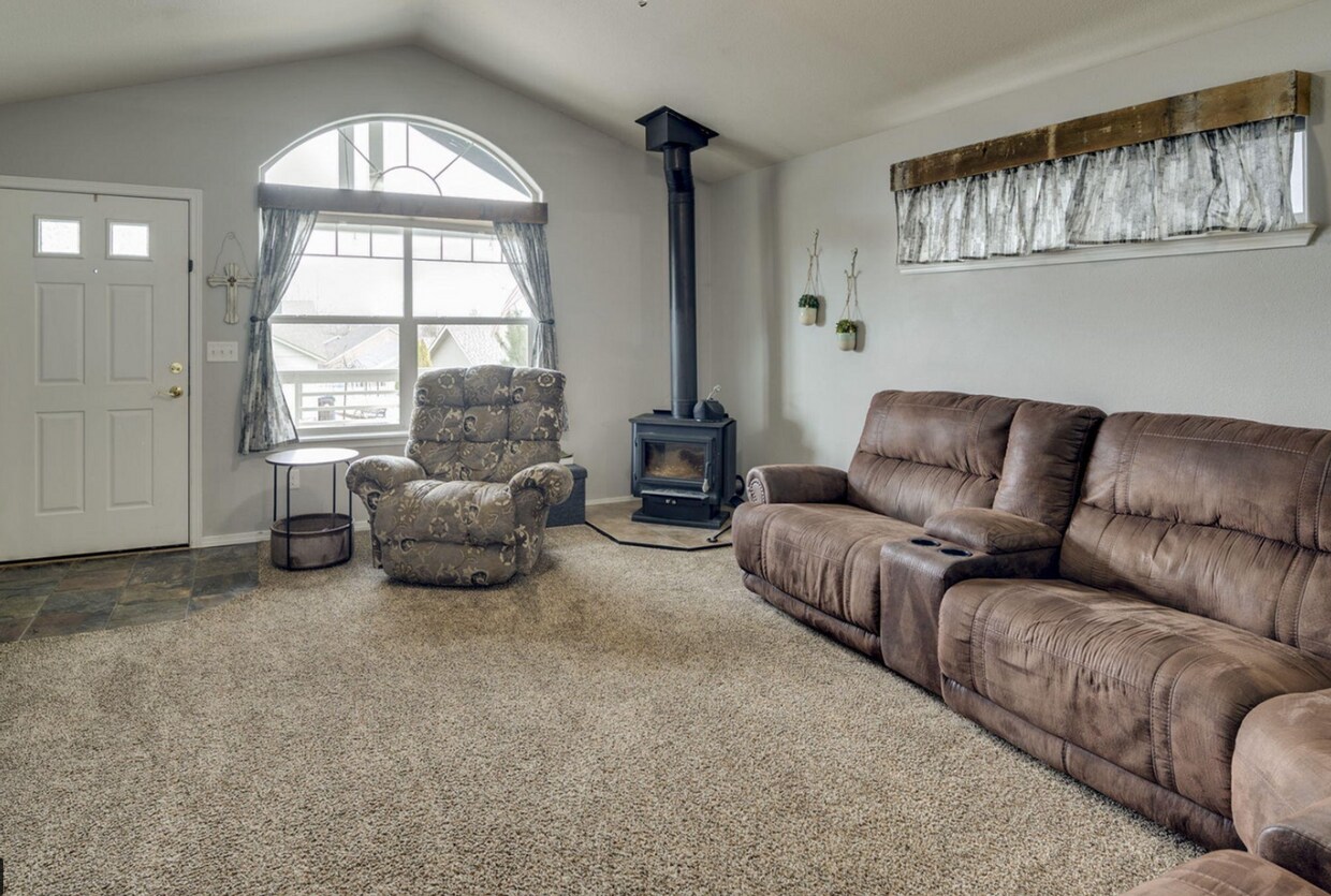 Primary Photo - AVAILABLE NOW - 3 bedroom, 2 bath home in ...