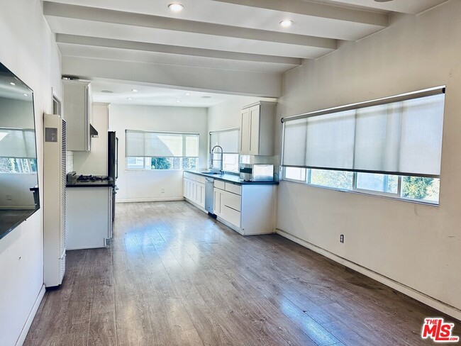 Building Photo - 410 Pershing Dr