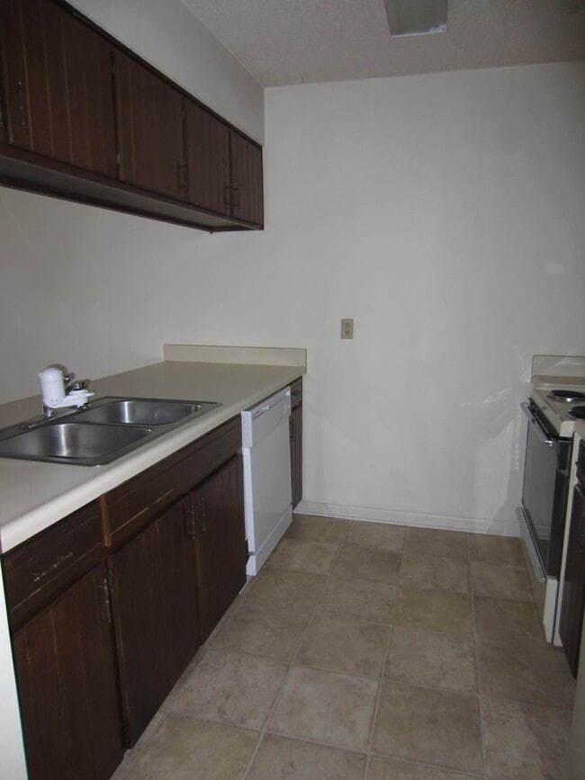 Building Photo - 5 Wooddale Dr