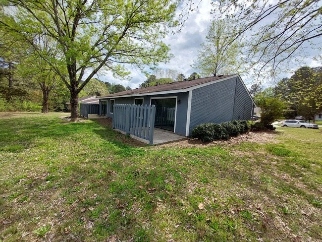 Building Photo - 106 Clear View