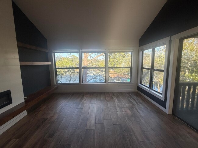 Building Photo - 300 Yacht Club Dr