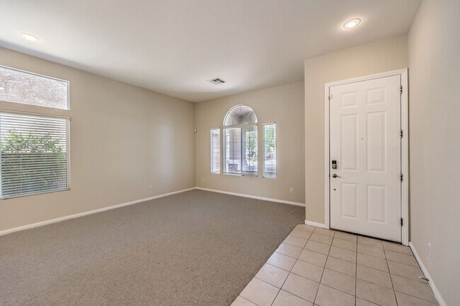 Foto del edificio - single story / 3 car garage / 3 bedrooms / 3 baths