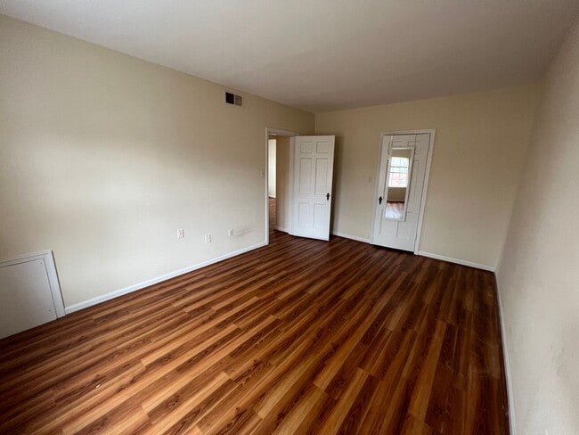 Building Photo - Large 2 bedroom, 1 bathroom condo, just mi...