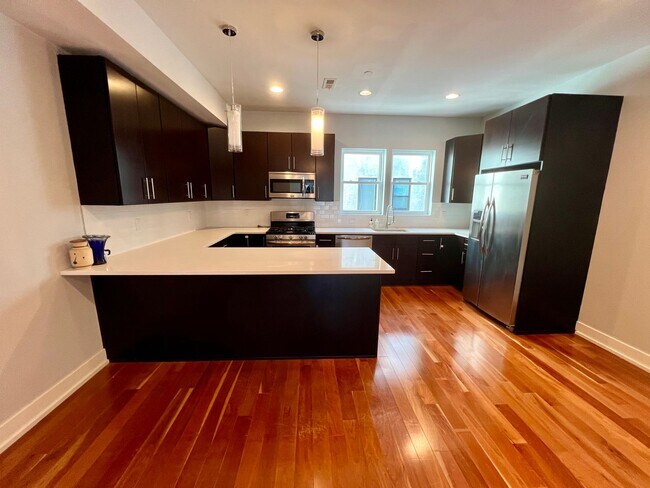 Foto del edificio - Stunning 3-Bedroom Townhouse with One Car ...
