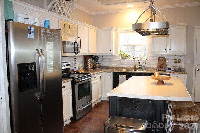 Foto del edificio - 17726 Delmas Dr