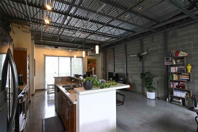 Foto del edificio - 4801 S Congress Ave