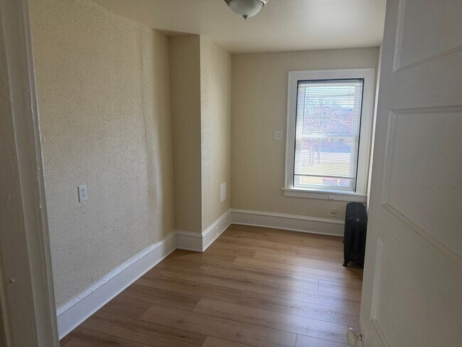 Foto del edificio - 815 E Locust St