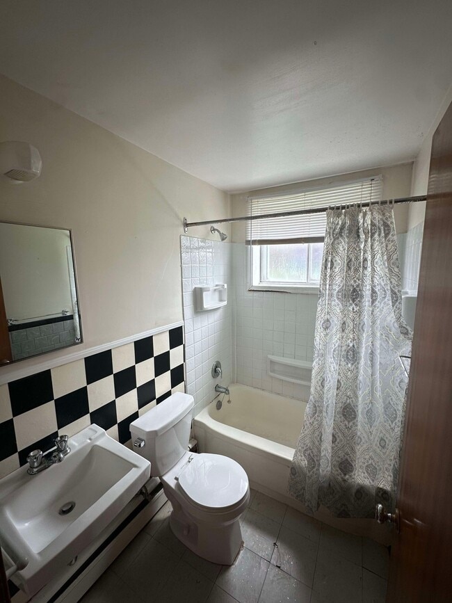 Building Photo - 228 Victoria Rd