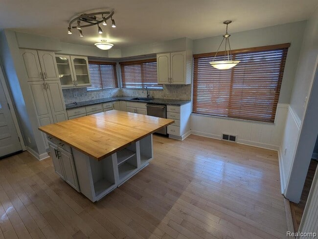 Foto del edificio - 5155 Greenview Dr