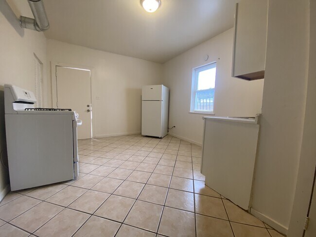 Foto del edificio - 4841 S Loomis Blvd