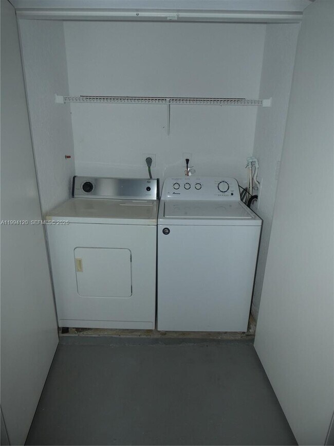 Foto del edificio - 2851 N Oakland Forest Dr