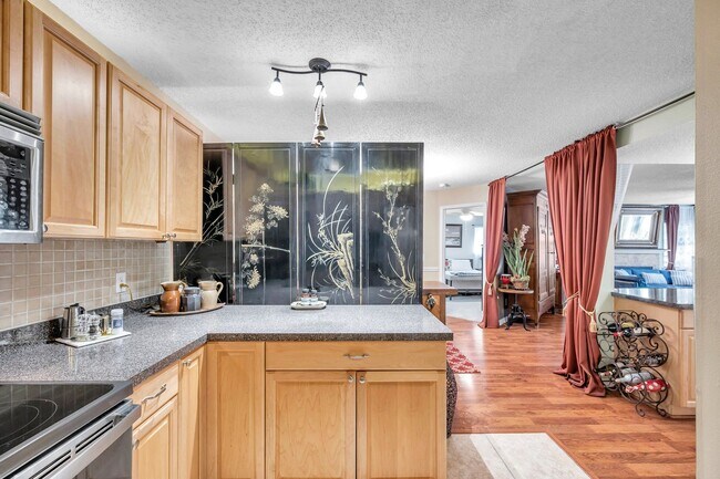 Foto del edificio - Quiet 3 bedroom 2 Bathroom Condo Unit in C...